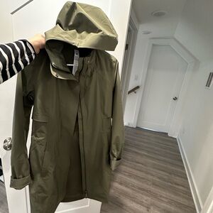 Lululemon Rebel Raincoat- brand new size 2